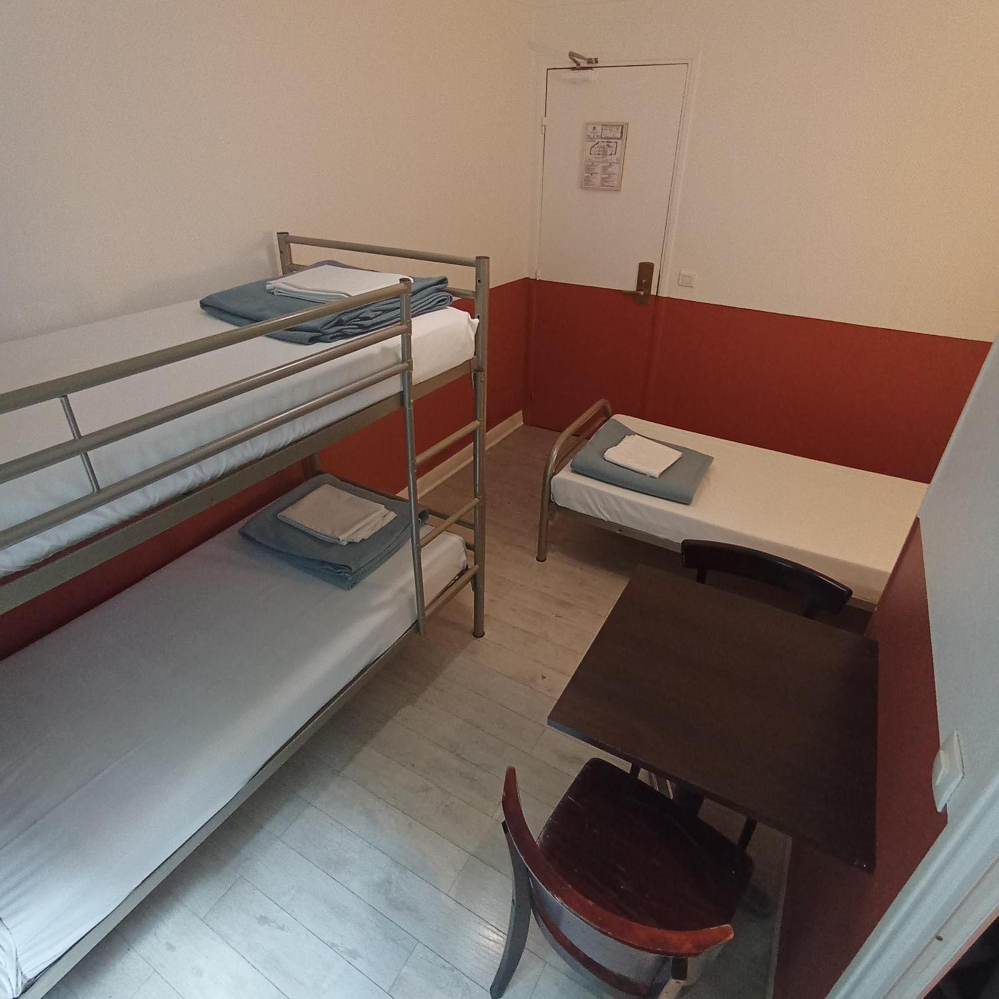 Single Bed 3-Bed Male Dormitory Room